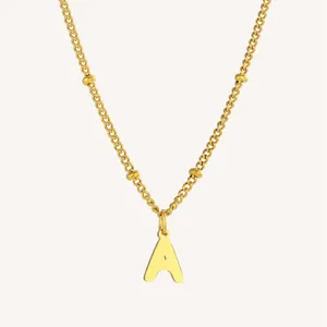 Collar con colgante letra A de acero de titanio dorado con cadena de cuentas moderna