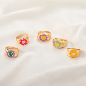 Set de anillos florales de esmalte de colores con smileys y corazones en aros dorados