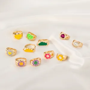 Set de anillos dorados retro con motivos de corazón y flores sobre fondo de seda