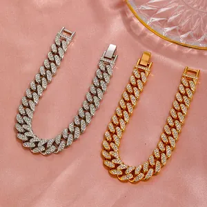 Macro di bracciali a maglia cubana color oro e argento su tessuto di seta rosa