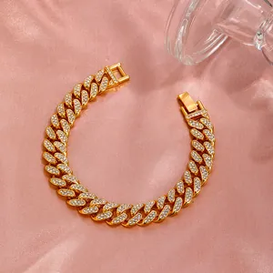 Dettaglio del bracciale a catena cubana dorato con strass su seta rosa di lusso