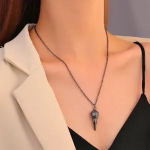 Collana teschio di corvo punk gotico in argento vintage indossata da una modella