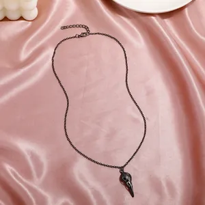 Collana punk gotica con ciondolo a teschio di corvo vintage su seta rosa lucida