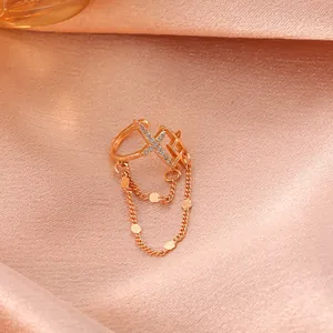 Schicker goldener Ohrmanschette mit Zirkonia-Akzenten und hängenden Pailletten-Ketten