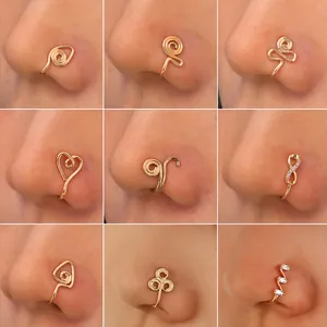 Lot de 9 faux piercings de nez en U dorés avec zircons et spirales présentés sur modèle
