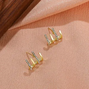 Champagnegoldene U-förmige Ohrstecker mit funkelnden Zirkonia im kreativen Dreikrallen-Design