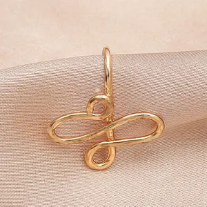 Élégant clip de nez géométrique en U doré sur fond de tissu en soie champagne