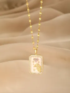 Detail der Widder-Goldkette mit rosa Emaille, Kristallrand und Widderkopf-Anhänger