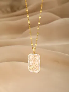 Detail der Krebs Sternzeichen Kette mit rosa Emaille, Goldbeschichtung und Diamanten