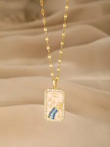 Detail der goldenen Wassermann-Halskette mit rosa Emaille und funkelnden Kristallen
