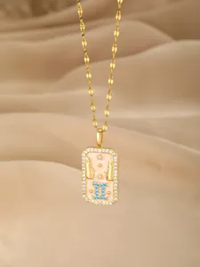 Makroaufnahme der Zwillinge Sternzeichen Kette mit rosa Emaille und Zirkonia auf Goldkette
