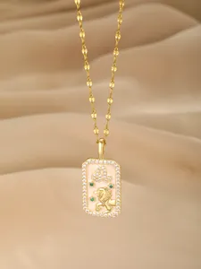 Detailaufnahme des goldenen Löwe-Sternzeichen-Anhängers mit Diamanten und Edelsteinen