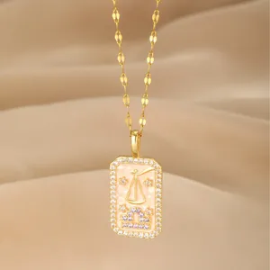 Goldene Libra Sternzeichen Kette mit Emaille-Anhänger und Kristallen auf Satinhintergrund