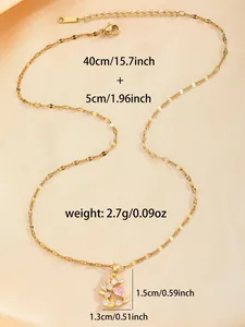 Detail der goldenen Paillettenkette mit rosa Zirkonia-Herzanhänger und Blattdesign