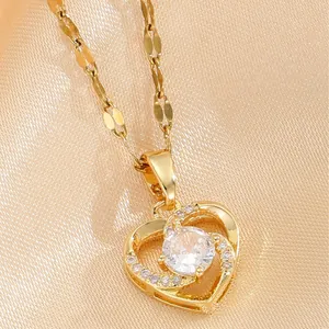 Elegante goldene Herz-Halskette mit Zirkonia-Stein auf einem Seidenhintergrund