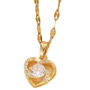 Luxuriöse goldene Herzanhänger-Halskette mit zentralem Zirkon und funkelnden kleinen Kristallen