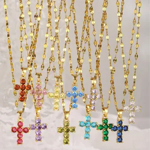 Collar con colgante de cruz y circonitas de colores variados con cadena fina dorada