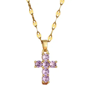 Collar de cruz con cristales lavanda y cadena dorada de diseño minimalista elegante