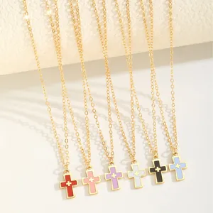 Collier pendentif croix plaqué or minimaliste en plusieurs couleurs vives