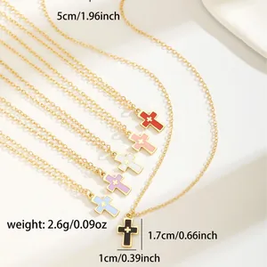 Ensemble de six colliers croix en émail coloré avec chaînes fines dorées minimalistes