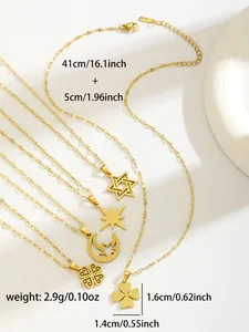 Primer plano de collares de acero inoxidable dorado con colgantes de luna y estrella