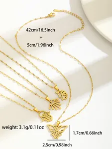 Detalle de cuatro collares dorados con colgantes de unicornio, mariposa y mano de Fátima