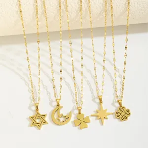 Set de cinco elegantes collares de acero inoxidable dorado con varios colgantes de estrella y trébol