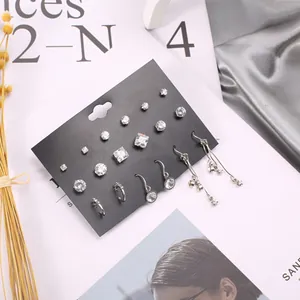 Detailansicht eines 9-teiligen Ohrring-Sets mit Zirkonia-Steckern und Quasten auf Karte