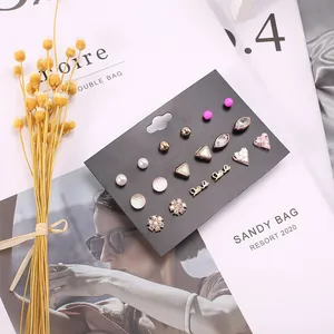 Detailansicht eines 9-teiligen Ohrring-Sets mit Herzen, Perlen und Love-Motiven in Roségold