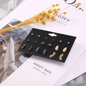 Detailliertes Set aus 9 Paaren geometrischen Ohrsteckern in Gold und Silber mit Zirkon