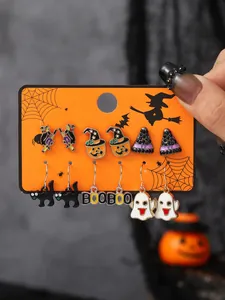 Dettaglio del set di orecchini di Halloween con motivi di strega, fantasma e zucca