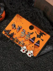 Dettaglio del set di orecchini di Halloween con motivi strega e fantasma su cartoncino
