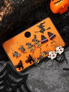 Dettaglio del set di orecchini di Halloween con motivi a strega, gatto e fantasma