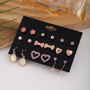 Detailansicht von 9 Paar Roségold Ohrring-Set mit rosa Perlen und Blumenanhängern