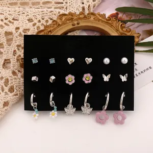 Detailliertes Set aus 9 Paar Modeohrringen mit Perlen, Kristallen und Blumenanhängern