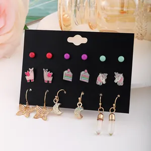 Detailansicht eines 9-Paar Ohrring-Sets mit süßen Alpaka- und Einhorn-Stecker-Designs