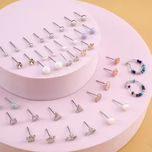Elegante set di orecchini in lega multistile con perle finte e perni a forma di cuore