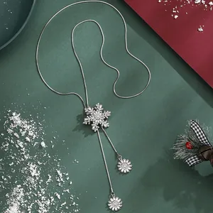 Collier flocon de neige en argent avec zircon sur fond de fête de Noël élégant