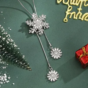 Collier élégant flocon de neige argenté avec strass et pompons pour cadeau de Noël