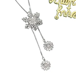 Élégant collier pendentif flocon de neige avec zircons étincelants sur chaîne en alliage