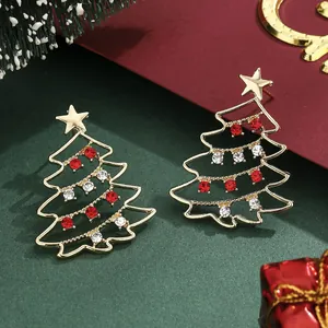 Primer plano detallado de pendientes de árbol de Navidad con brillantes rojos y blancos