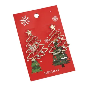 Pendientes de árbol de Navidad con pedrería de colores y estrella dorada en tarjetero