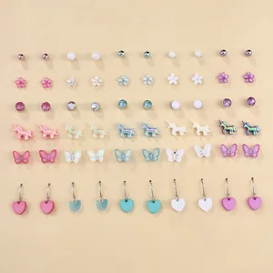 Dettaglio di 30 paia di orecchini misti con farfalle, cuori e perle sintetiche colorate
