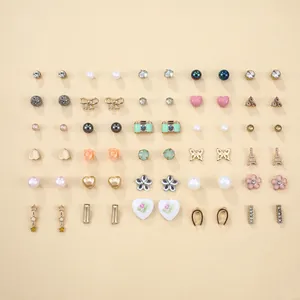 Dettaglio del set di orecchini assortiti con perle, strass e motivi a farfalla