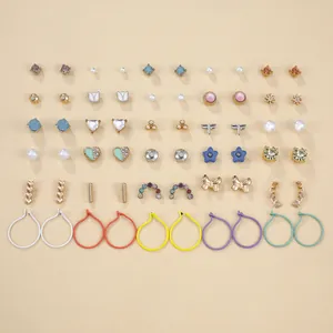Set di 30 paia di orecchini con perle, farfalle e cerchi colorati su sfondo neutro