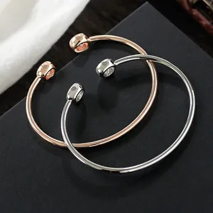 Elegante offene Armreife in Roségold und Silber mit funkelnden Zirkonia-Steinen verziert