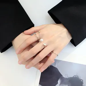 Ensemble de bagues argentées minimalistes avec perle et détails en zircone cubique
