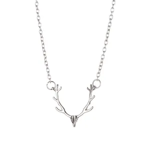 Minimalistische silberne Rentier-Geweih-Halskette mit polierter Oberfläche und feiner Kette
