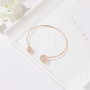 Vue détaillée du bracelet jonc doré géométrique orné de cristaux de zircon carrés