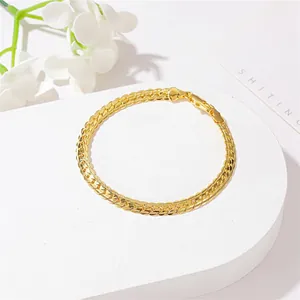 Poliertes goldfarbenes Panzerarmband für Herren mit Gravur auf weißem Steinsockel